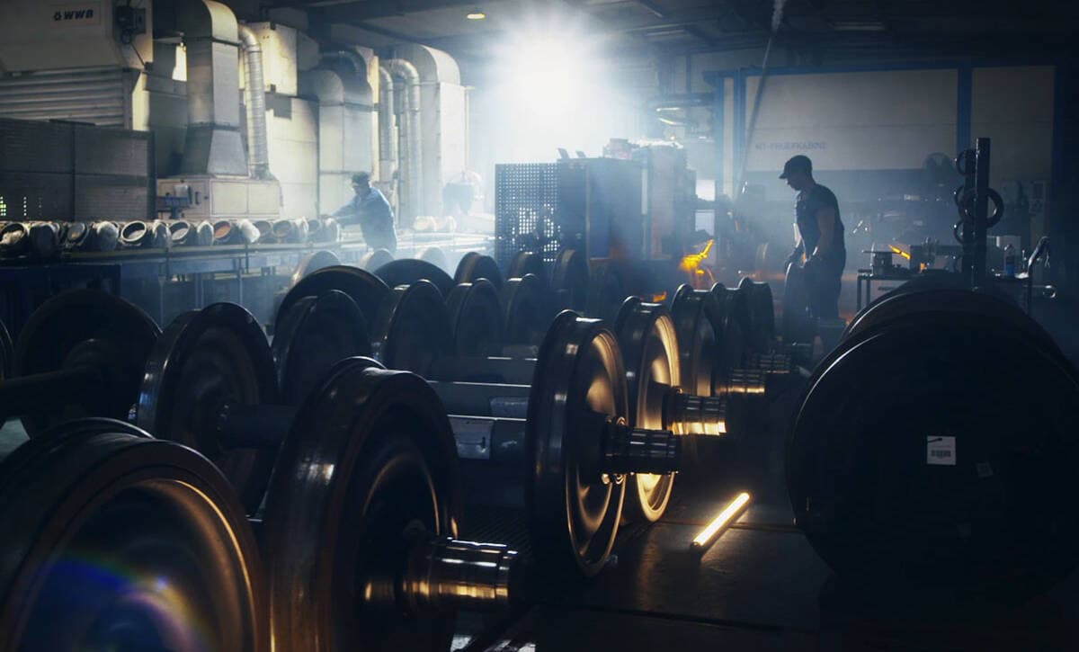 Szene aus einem Imagefilm mit Mitarbeitern in einer Werkhalle