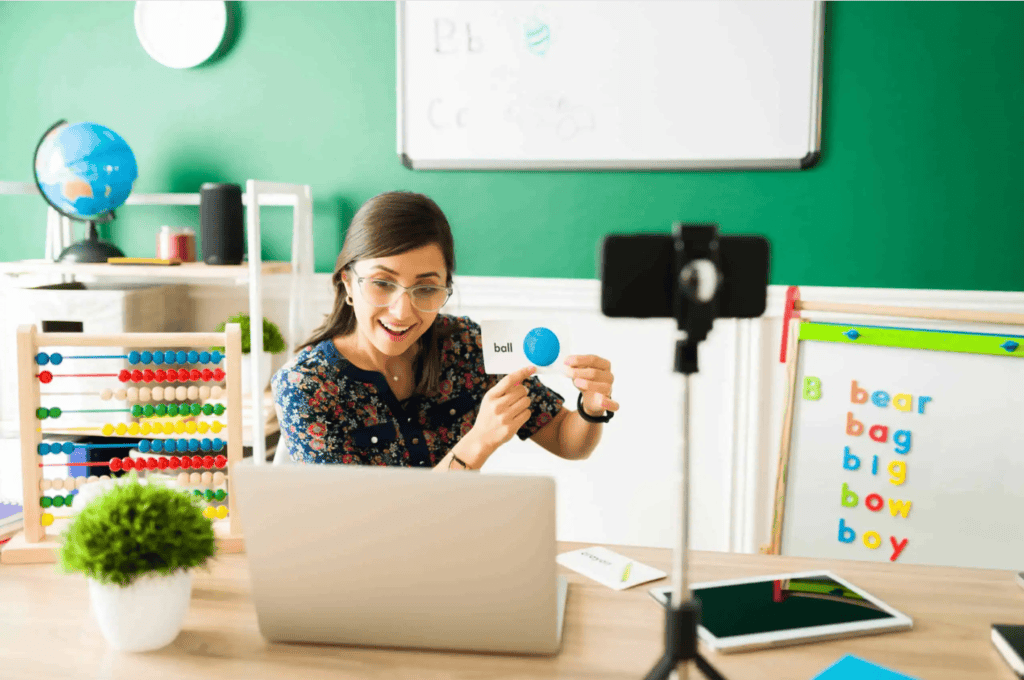 6 Schritte, wie Du großartige Schulungsvideos erstellen kannst 2 lessons happy female teacher using 1024x680